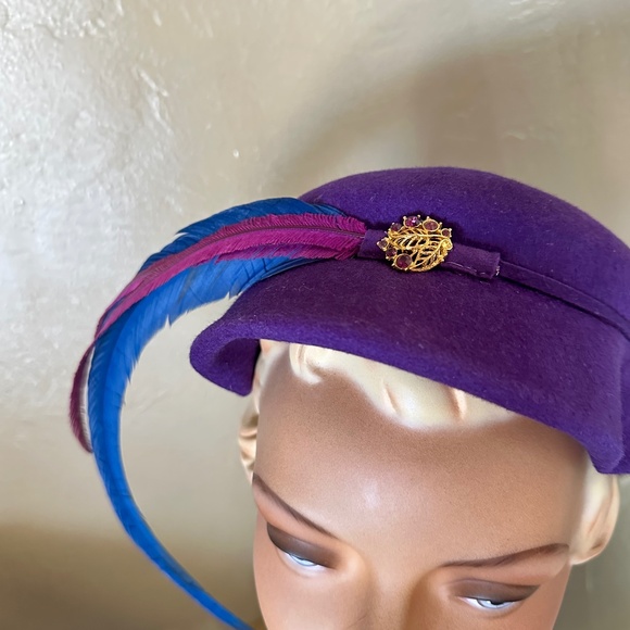 OPULENT 1950s\' PURPLE HAT WITH SCALOPPED BRIM + LONG CURLED FEATHERS main image 4